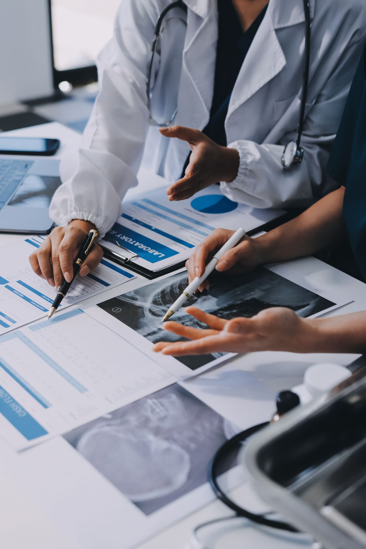 Équipe pluridisciplinaire analysant un secteur : méthodologie, livrables et cas d'usage pour décisions stratégiques.