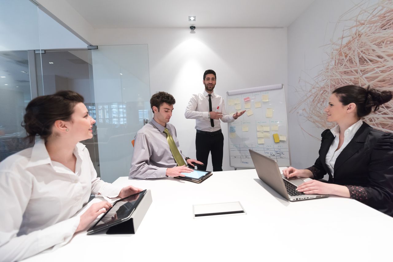 Professionnels en réunion brainstormant stratégies pour transformer le réseau en levier de croissance et d'opportunités.