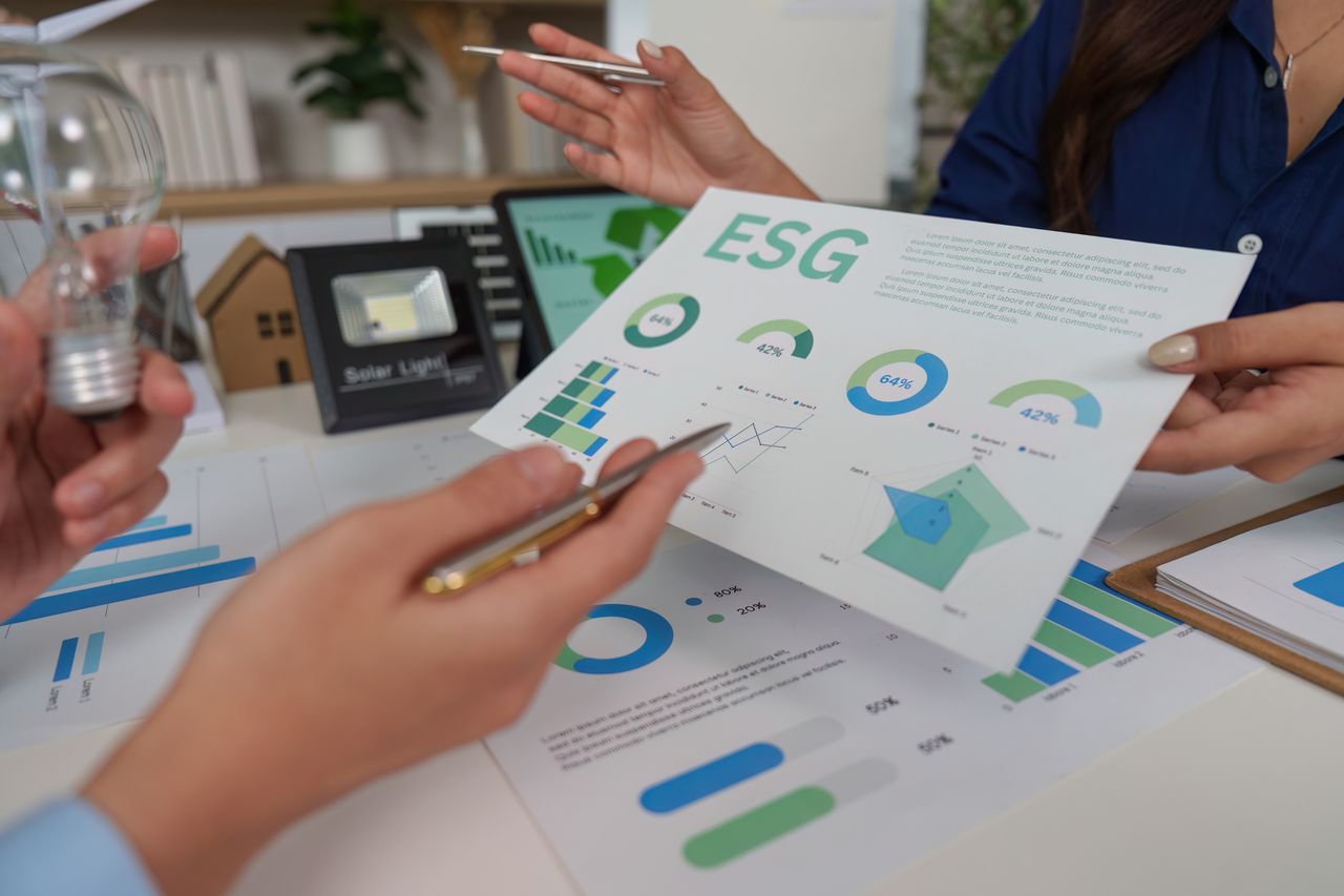 Solutions Banques & Assurances : anticiper risques ESG, diagnostiquer clients, segmenter portefeuilles et accompagner PME vers transition durable.